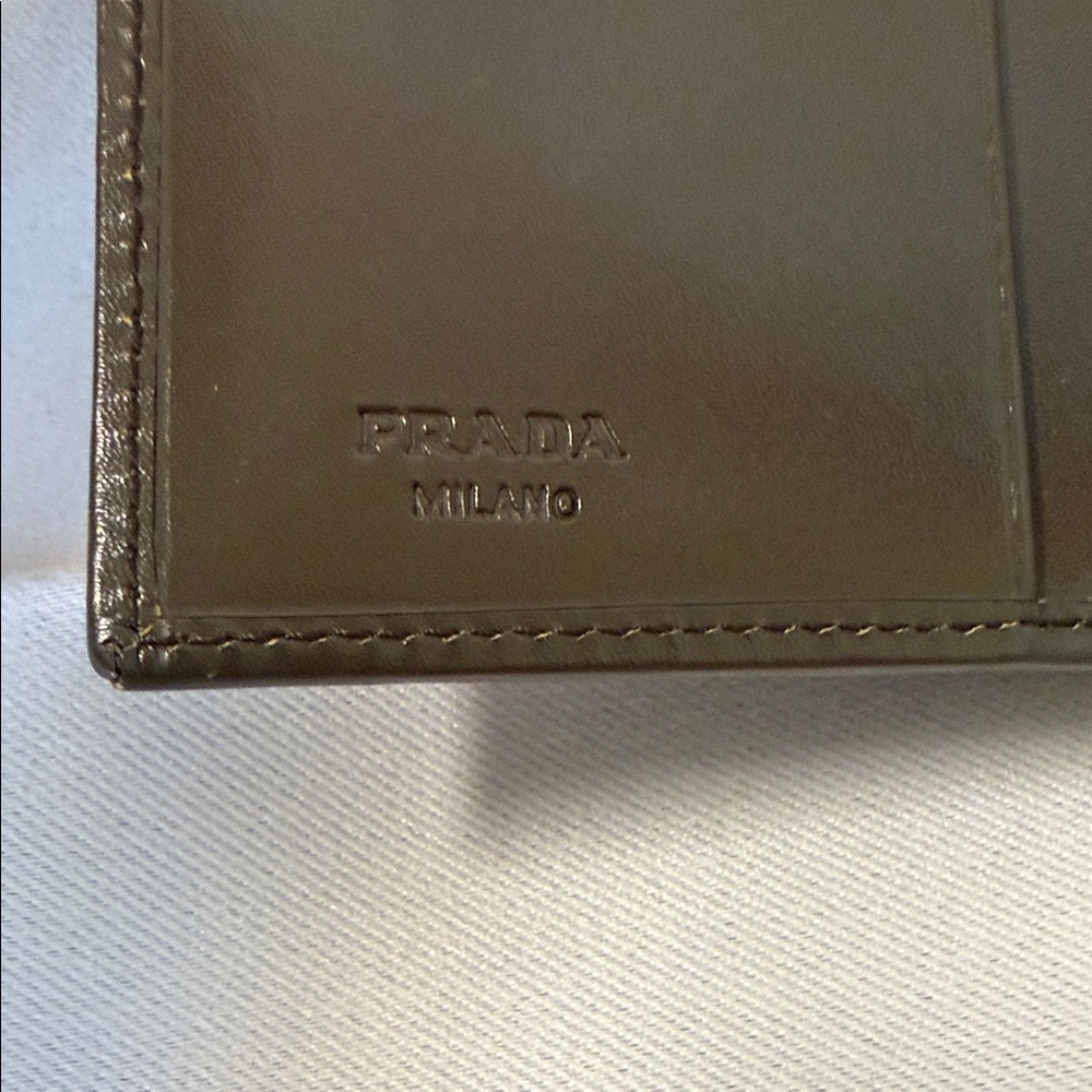 Pre Loved PRADA Wallet in Dark Brown Glossy Leather - Picture 4 of 7